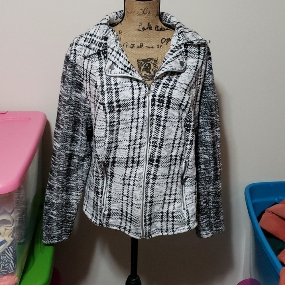 2xl white and black plaid zip up jacket.